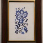 Uramljena slika -  ručni vez, cvetni motiv u plavom