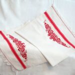 Nadstolnjak ručno vezen na kudeljnom platnu.