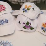 Kačketi ukrašeni sa cvetnim motivima