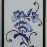 Uramljen ručni vez, cvetni motiv u plavom