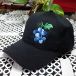 Kačket crni sa grozdom groždja