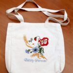 Platnena ručno vezena torba sa tradicionalnim motivom bulke, klasa žita i poljskog cveća