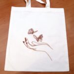 Platnena ručno vezena torba leptiri na dlanu