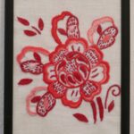 Uramljen ručni vez, cvetni motiv u crvenom