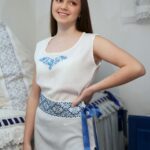 Bela bluza bez rukava ukrašena plavim motivom