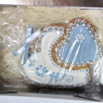 Poklon pakovanje dva medena srca plavo bela