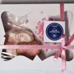 Poklon pakovanje medena ružičasto bela srca sa vezenom maramicom