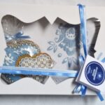 Poklon pakovanje medena plavo bela spojena srca sa vezenom maramicom