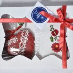 Poklon pakovanje medeno crveno srce sa vezenom maramicom i priveskom za ključeve