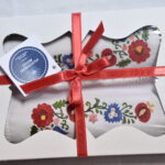 Poklon pakovanje sa vezenom minijaturom