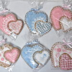 Poklon pakovanje dva medena srca, plavo bela i ružičasto bela